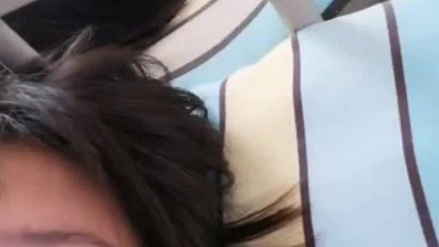 大胆学生妹宿舍自拍~玩弄雪白大胸和粉嫩小穴~室友在一旁午睡超真实!!