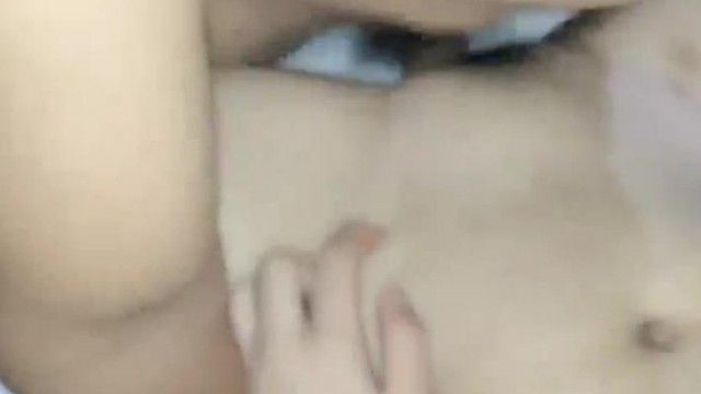男女のグループがかわいい女の子を情熱的に犯し、観衆に見せびらかして楽しんでいた、とても貪欲だった