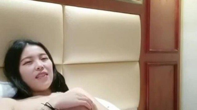 白皙长髮美女开战前表演鲍鱼抽菸~时而灿笑时而皱眉~也太吸引人了吧!!