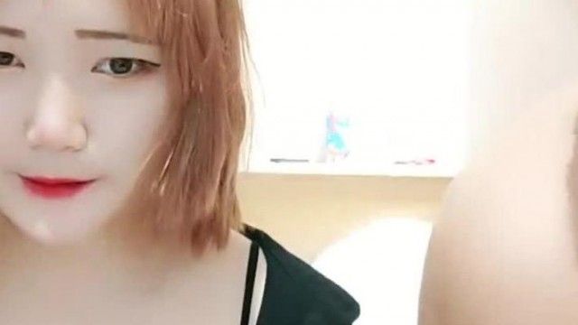 年轻男女疯狂的01后激情群P啪啪秀 非常会玩 激情口交群P啪啪 十分诱人
