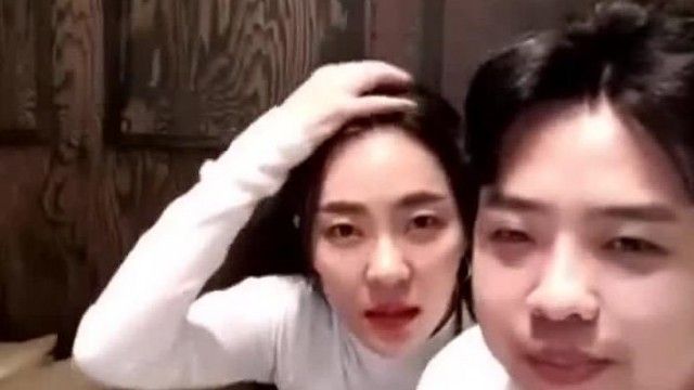 [Korea] A host with beautiful breasts lets her male companion lick her pussy and play with her grandma~