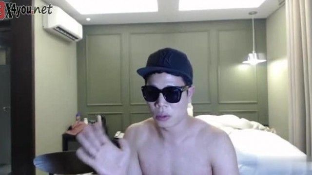 [韩国] 快乐情侣档~先抽根菸暖暖身~直接在镜头前面坐下去!!