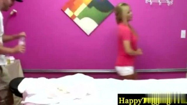 金髮女按摩师帮客户打手枪