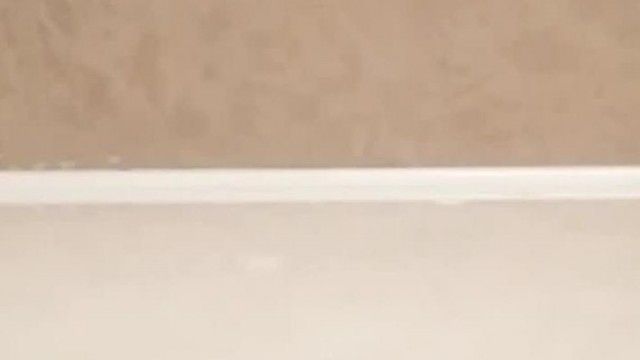 나는 함께 섹스를 하기 위해 가슴이 큰 성숙한 여성 두 명을 선택했습니다. 그들은 교대로 격렬하게 말을 타고 찌르는 것이 매우 유혹적이었습니다.