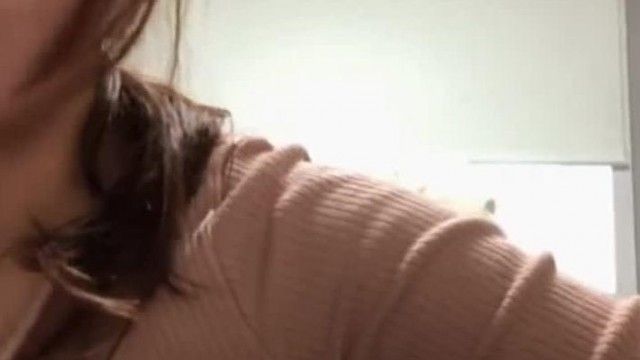 [한국] 예쁜 아나운서가 틈틈이 팬티와 가슴골을 자랑하고 있어요~아빠는 어떤 걸 좋아하시나요~