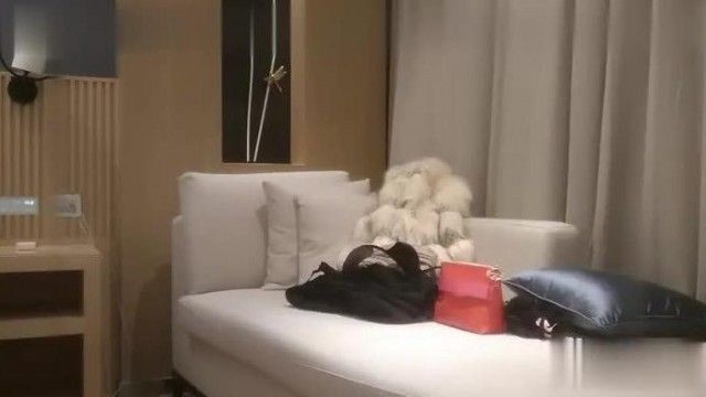 雀儿漫天飞探花约了个高颜值气质美乳妹子沙发上干口交大力猛操呻吟