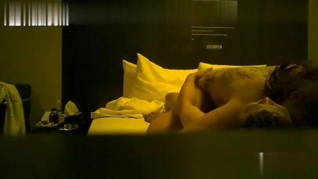 高颜值三线明星美女演员被土豪潜规则猛干压在身下掰开双腿疯狂输出叫床声非常给力
