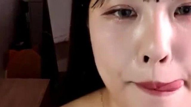 [韩国] 大奶妹骑着枕头无尽呻吟!!