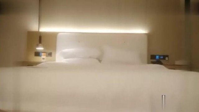 午夜寻花代班小哥约了个黄发眼镜妹子,沙发调情扣逼大力猛操 呻吟娇喘连连非常诱人