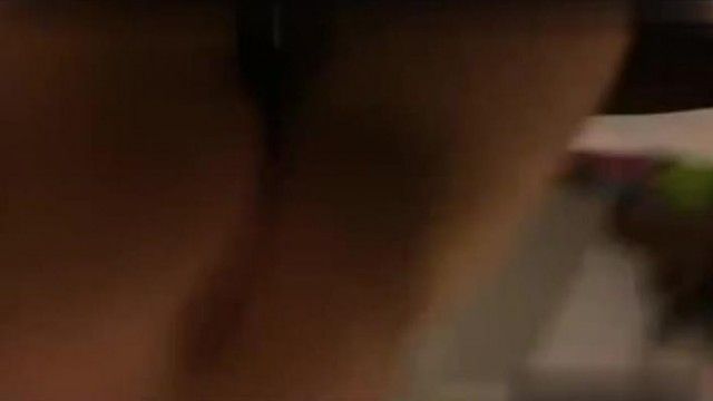 宾馆约炮微信网友拉着闺蜜一起去壮胆,眼镜男竟然连闺蜜也想干！