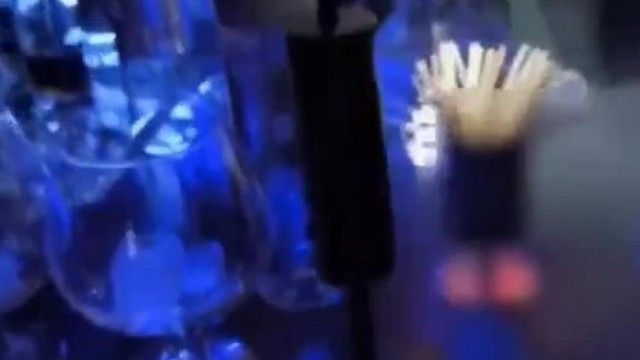 高顏值性感女神美女和幾個好友一起酒吧聚會玩遊戲輸了被好友懲罰帶到洗手間激情啪啪