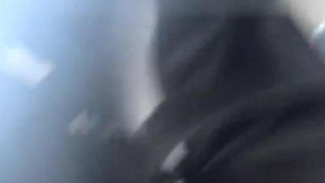 学校の教室で同級生の女子生徒が髪の毛を撃って逃走