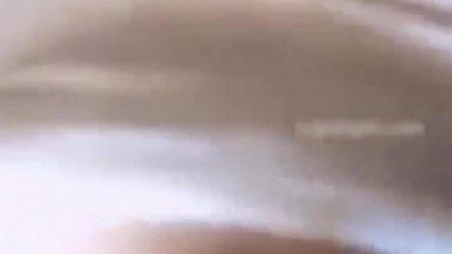 颜值不错的婴儿肥女大学生在宿舍玩直播一双大奶子下面扣两下就出分泌物这算不算提前创业