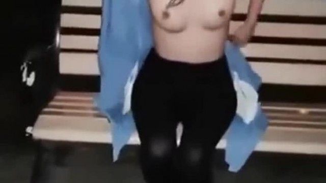 Twitterの有名人が屋外でストリップしてファック