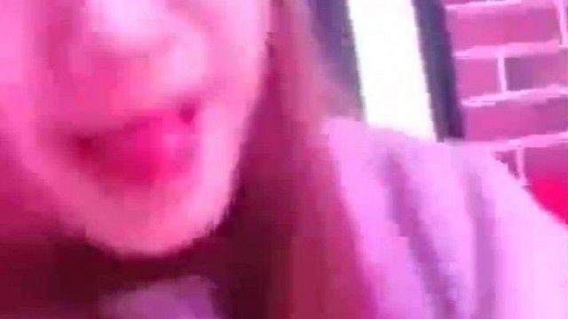 KTV 전문가의 순수한 아름다움이 KTV에서 노래하면서 범해지고 있습니다.