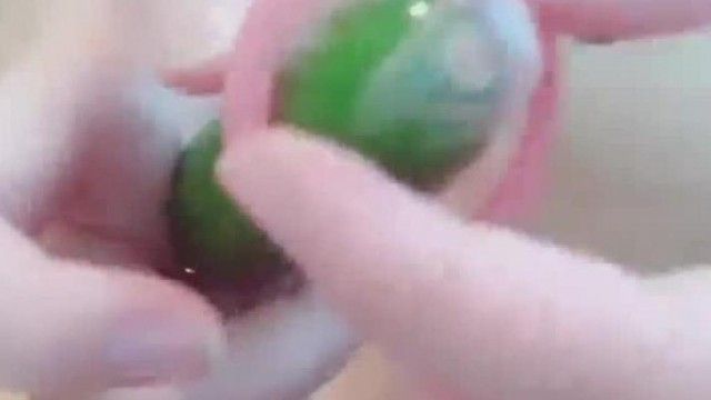 清纯美女主播现场直播全裸黄瓜插穴自慰大秀