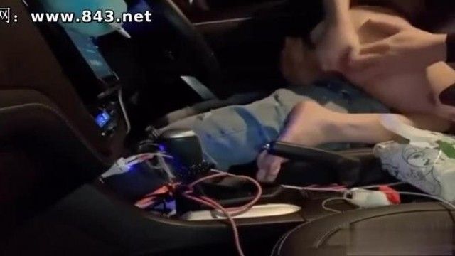 台湾の魅惑的なドライバーは車内での激しい喧嘩中に顔を見せ、運転手のズボンを脱いで楽器を演奏し始める