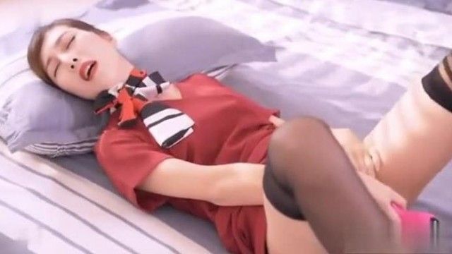 國產AV鉅作-小偷偷東西發現哥哥回家的空姐直接強暴了她