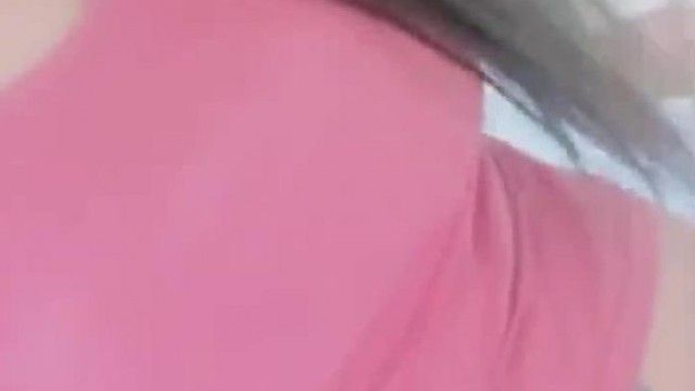 섹시한 젊은 여성 앵커가 온라인에서 지나가는 사람들과 연결되어 지나가는 사람들을 성교시킵니다. 정말 행복합니다.
