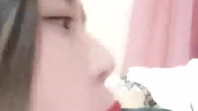 顶级美女晨晨露脸黑丝被大哥扒光常体位压在身下激烈抽插内射中出再撒尿