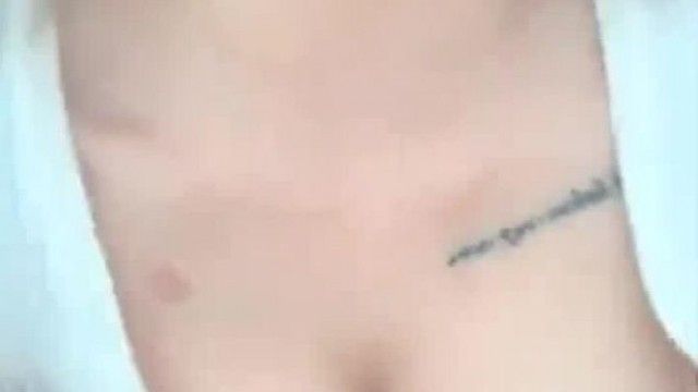 大胆なお姉さんが野外オナニーショーして潮吹きバトル用にハムを買う