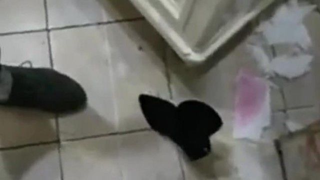 KTVのトイレで受付嬢が客全員とセックスしているシーンが非常に卑猥