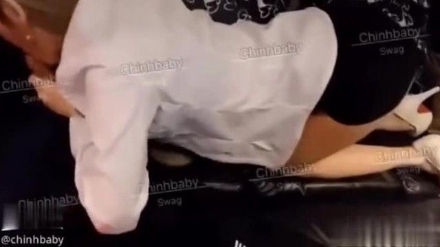 インターネットの有名人の美しさは、家に帰ってセックスする若い男をランダムに探しますが、彼女は非常に恥ずかしがり屋です