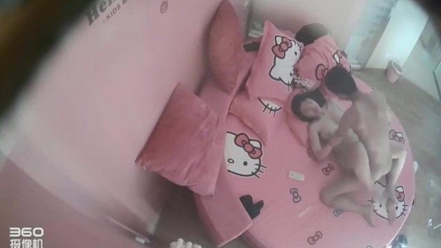 特別なホテルで、巨乳で白い柔らかい胸を持つ長髪の女子大生を隠し撮りしました。彼女は無邪気な服装をしていましたが、彼氏は彼女を強制的に脱がせ、彼女は敏感すぎて毎回悲鳴を上げました。彼は引っ越した。