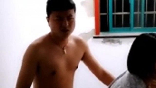 直播与学生妹楼梯间撞击小穴！搂住蛇腰猛力冲撞！另只手还贪婪地抓住少女酥胸