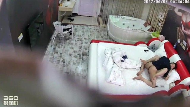 年轻情侣带一盒套开房啪啪妹子叫声非常诱人处女膜破裂操出血了然后妹子给他讲解原因干了好几炮对白精彩