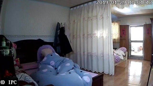 2019最新流出居家夫妻 样子看起来很不开心的小哥上班之前给身材一级棒的漂亮老婆用了一招 老汉推车 干完就出门