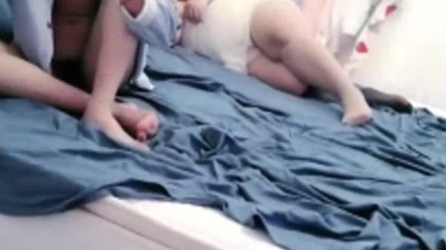 小M找主人姐妹花和两个炮友4P激战，操到腿软才放手