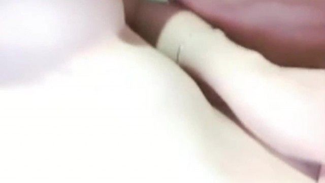 姊姊忙着工作，调皮的妹妹竟然跑浴室找姊夫做爱