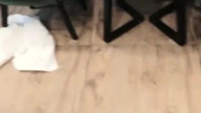 セクシーで豊満な若い女性が部屋でセックスし、黒ストッキングとハイヒールでフェラをし、うめき声​​を上げながら後ろから馬乗りします。