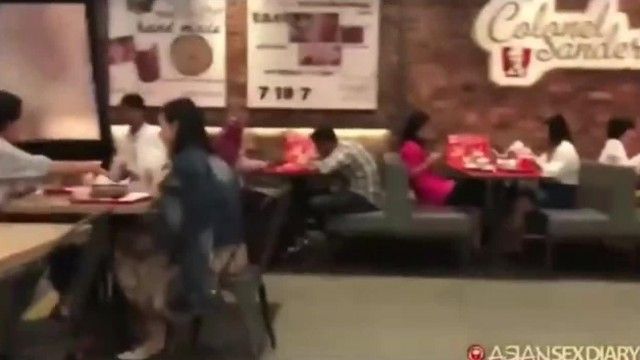 오랜만에 떡볶이를 먹는 미소녀를 본 적이 있는데, 최근 양곤 KFC에서 중국 미적 기준에 맞는 어린 얼굴과 큰 가슴을 가진 인터넷 연예인을 만났습니다.