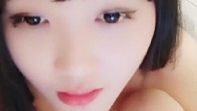 イケメンの女の子と彼氏が上に乗って激しくセックスする様子をクローズアップしてます。それが好きなら見逃せません。