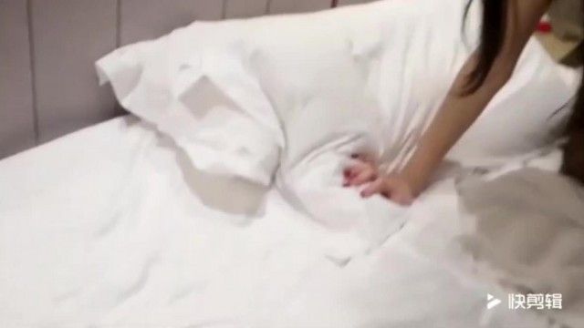感漂亮的白领美女炒股亏损无法偿还网贷酒店肉偿被债主夫妻一起玩弄3P,男的操完女的带上阳具继续干她,国语