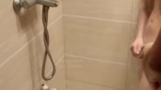 짧은 머리의 잘생긴 소녀가 함께 섹스를 하는 모습. 그녀는 소파에서 세게 섹스한 후 뒤에서 그녀를 섹스했습니다. 마음에 들면 놓치지 마세요.