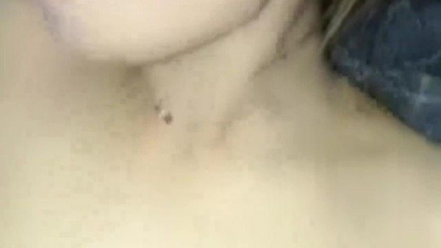 颜值不错娇小妹子深夜路上边走边跳蛋震动 回到车上口交啪啪拉扯跳蛋 很是诱惑喜欢不要错过