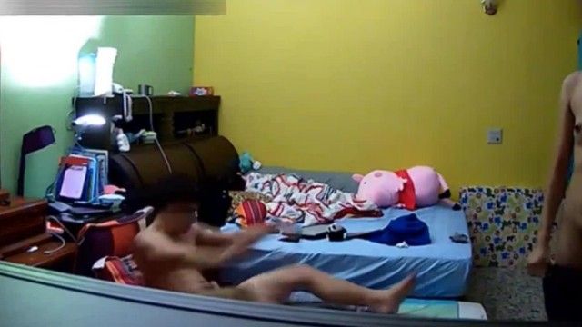 家庭網路攝影機被黑TP猥瑣眼鏡男在玩電腦被苗條漂亮女友主動求操各種體位啪啪啪美女真騷