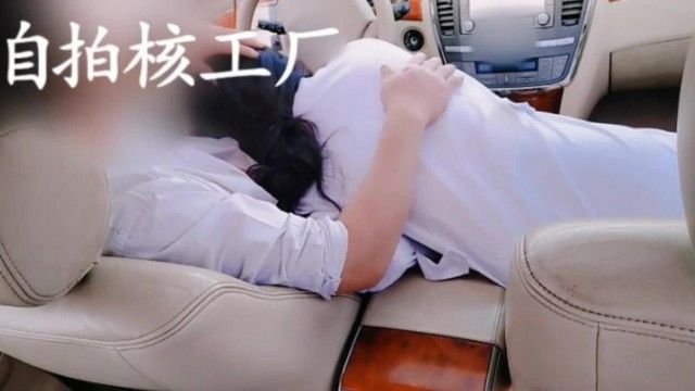 自拍核工厂之终于等到第一次约会，本来只是牵牵小手，亲亲嘴，没想到女友不小心碰到我的肉棒，这明显的暗示立马懂了
