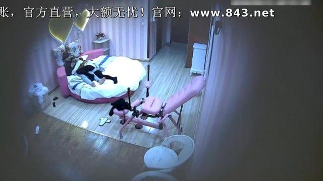 漂亮的美女女孩和閨蜜男友開房偷情被偷拍，2人如膠似漆的狂爆操乾的激情澎湃！