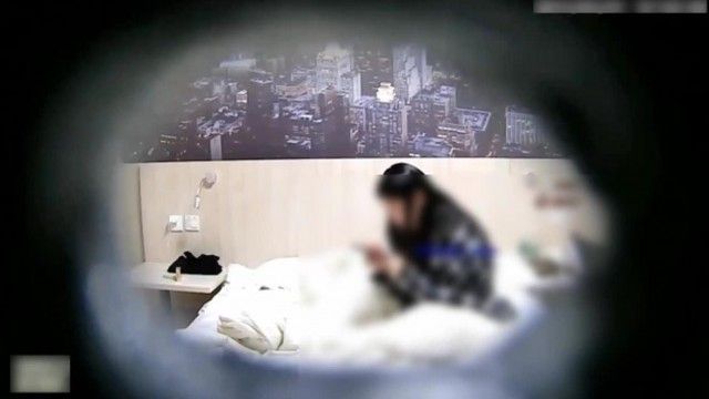 绝对女神级白嫩性感的大学美女和2个男同学宾馆开房一起玩手游,不知怎么了好像被2个男的轮流给操了!
