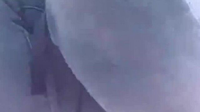 兩個農村留守騷婦小姑和嫂子勾引生產隊裡的護林員一起在野外小樹林雙飛對白淫蕩刺激