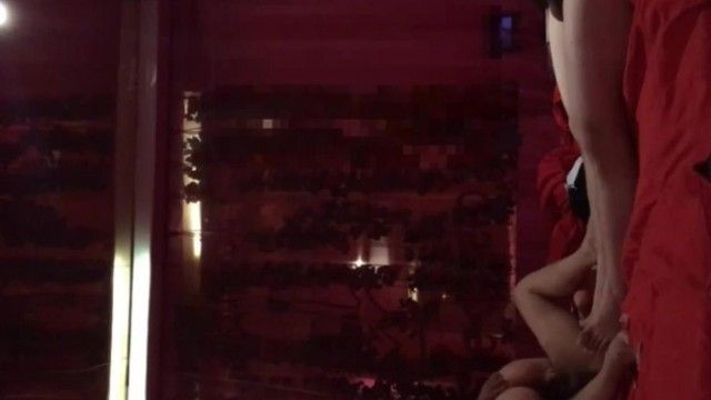 【独占】美女のマンコが男に舐められて気持ちよすぎてベッドにザーメンが流れ出す