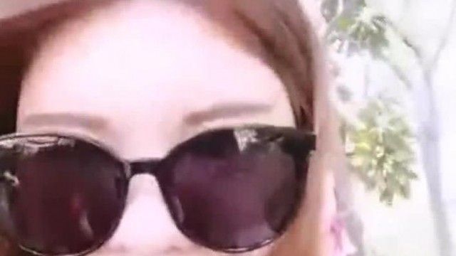 户外直播大美女糖糖勾引眼镜大叔到公园小树林野战矿泉水洗鸡巴口爆劈腿啪啪