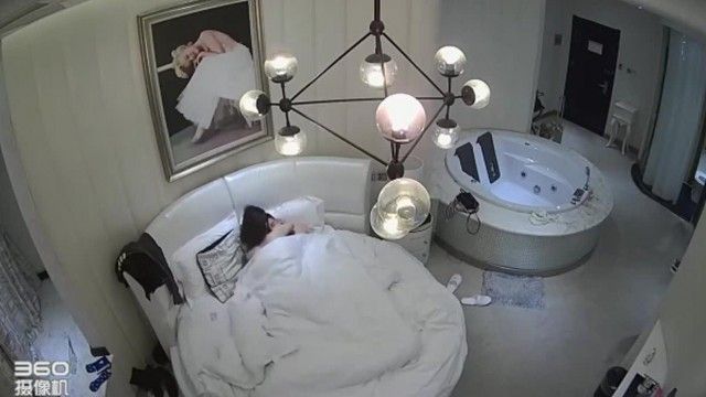 ラブホテルの豪華な部屋でベッドからバスタブまでセックスする上質なカップルの盗撮映像だけでは物足りない。