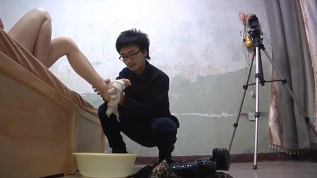 生理中にセックスする若いカップルの本物のアマチュア自撮り写真がここにあります。