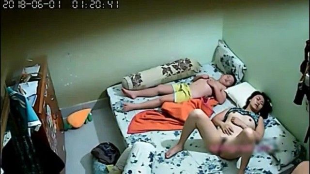 下晚班回家的大叔妻子与儿子早已熟睡性欲难耐悄悄扒掉媳妇内裤压上来就插睡梦中被操醒不动任由老公输出