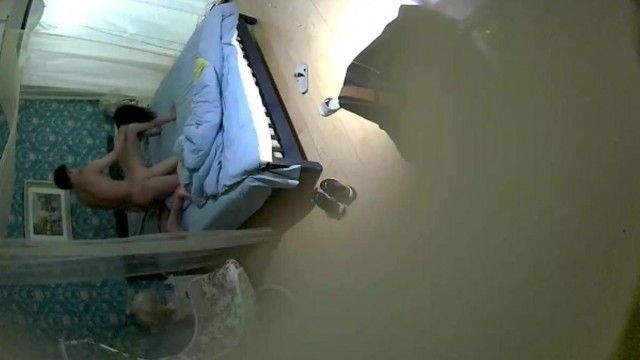 A couple secretly filmed a 300-round battle in a hotel room. Young people have good physical strength.